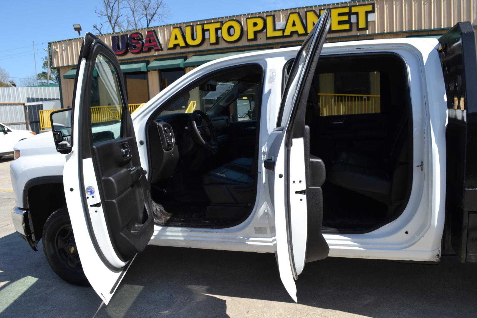 2020 WHITE /BLACK CHEVROLET 2500HD with an V8 6.6L GASOLINE engine, 6SPD AUTOMATIC transmission, located at 9172 North Fwy, Houston, TX, 77037, (713) 910-6868, 29.887470, -95.411903 - Photo#12